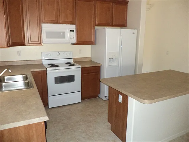 23976 W Grove St — Photo 2