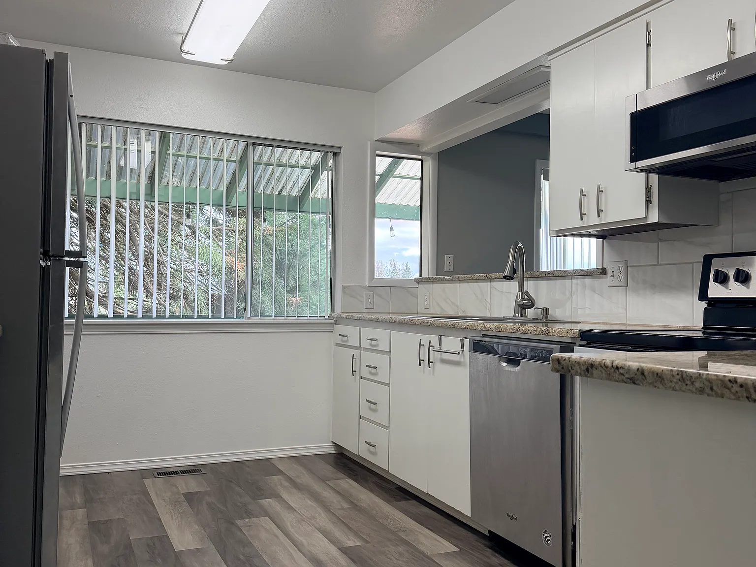 3 bed, 1816 sqft, $2,395 — Photo 2