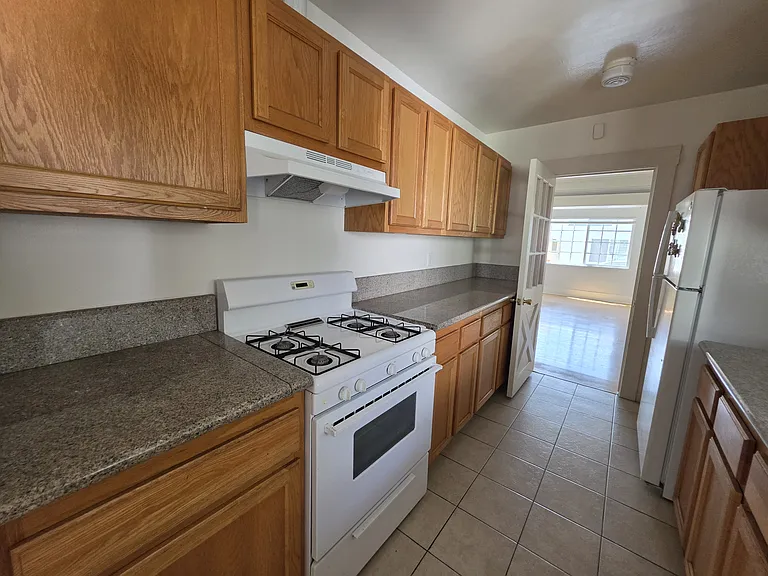 1639 N Kingsley Dr — Photo 12