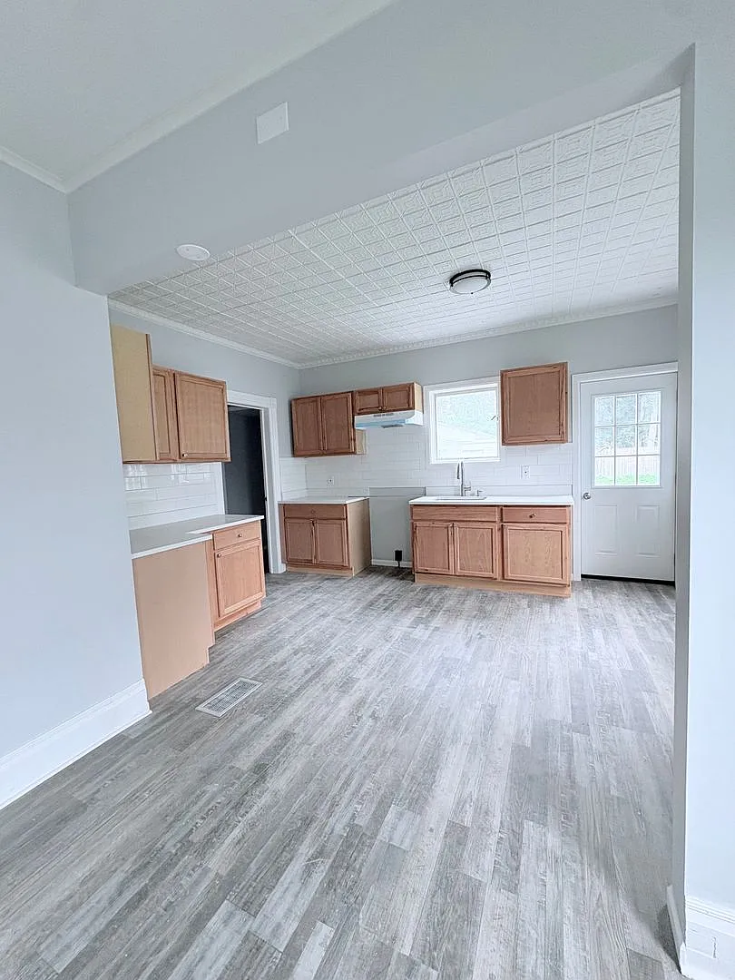 409 Healy Ave - 3 Bed 1 Bath — Photo 3