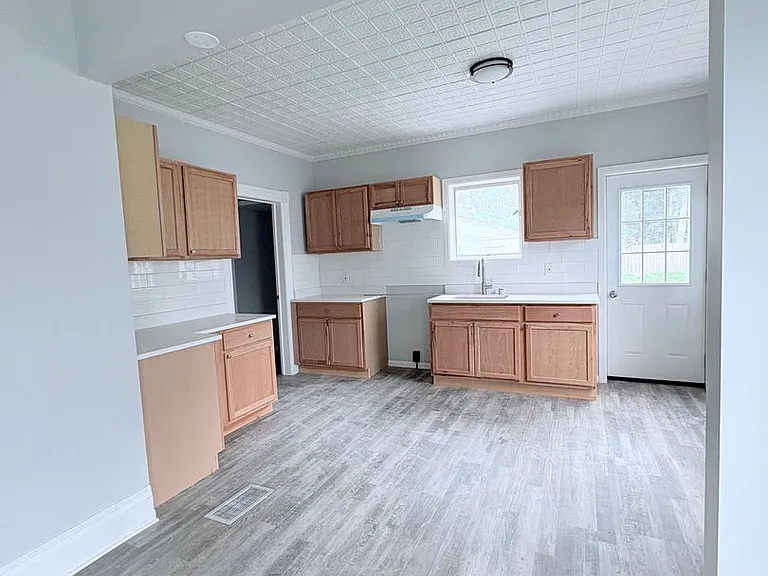 409 Healy Ave — Photo 3