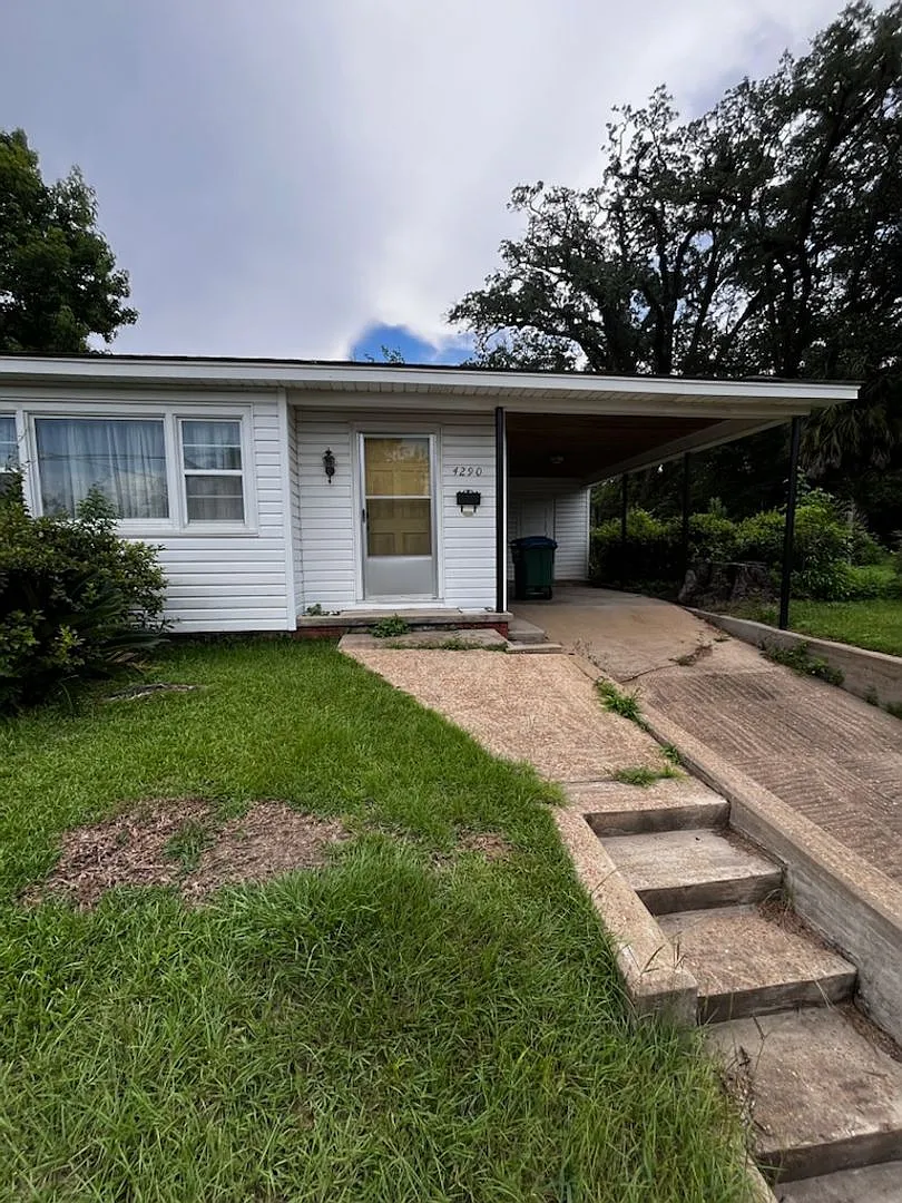 Classic 3/2 in Marianna w/ Beautiful Back Garden — Photo 2