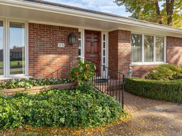 88 Greenbriar St, Grosse Pointe Shores, MI 48236