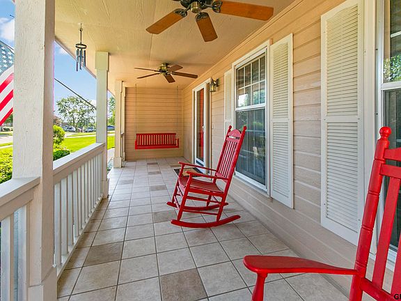 4th image of 2611 Tulip Ln