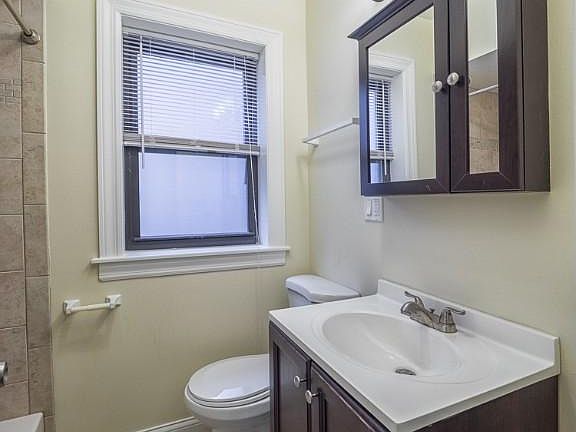 4th image of 837 W Wolfram St APT 305
