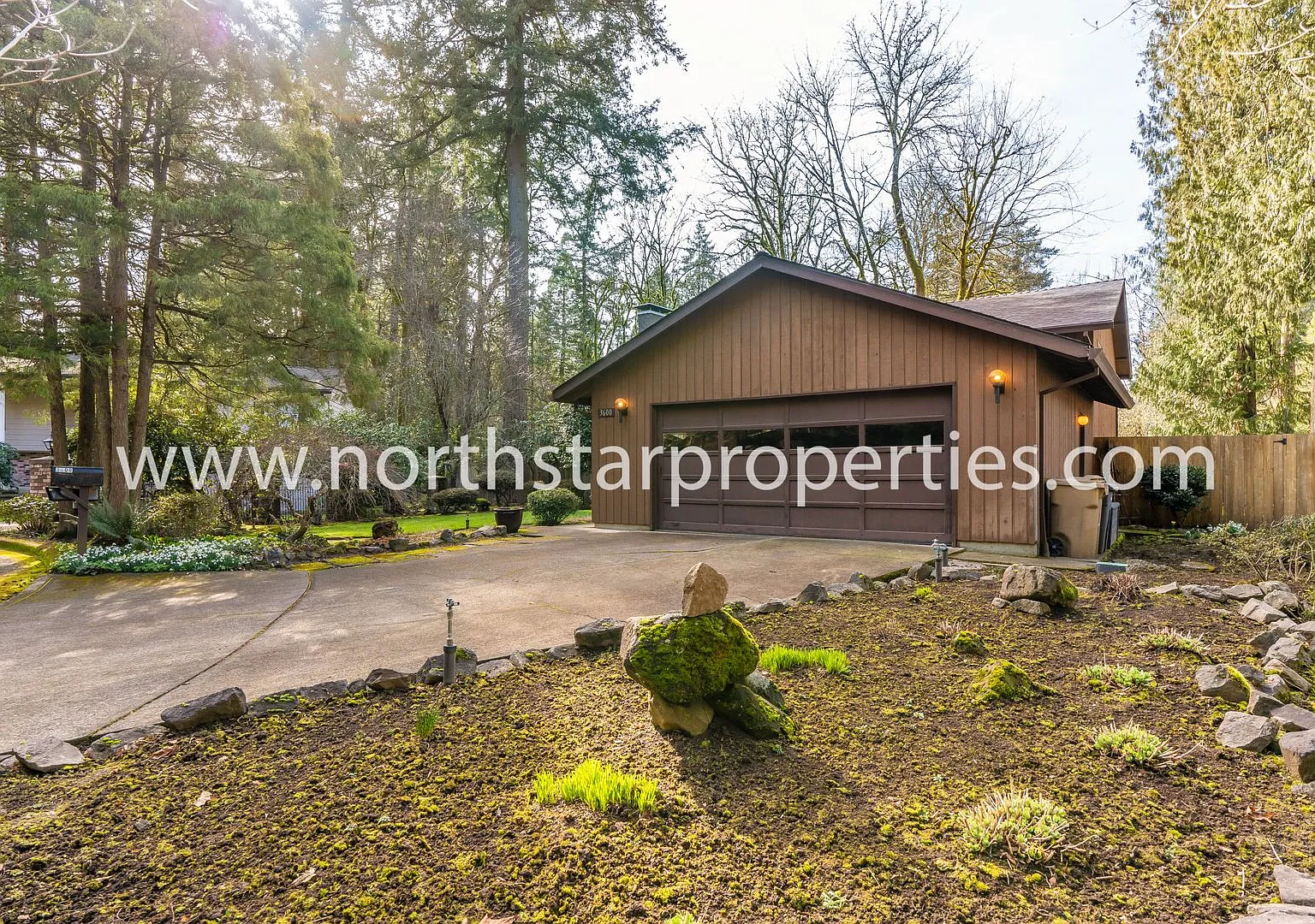 Ideal Location in Lake Grove — Photo 3