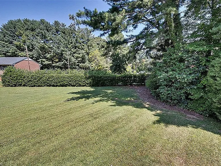223 Rich Ave — Photo 20