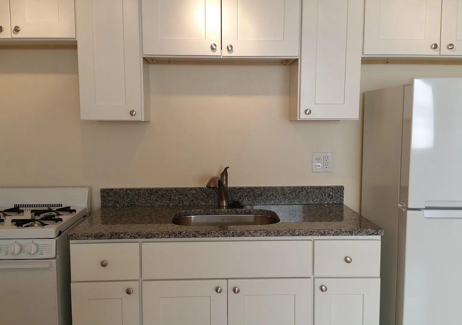 1639 Farwell — Photo 3