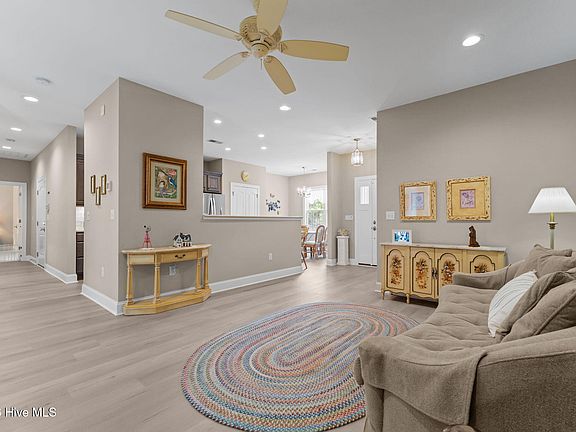 3rd image of 102 Roxburgh Court