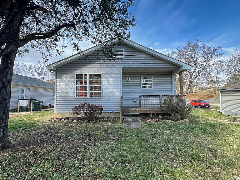 1451 N Delphine Ave — Photo 25