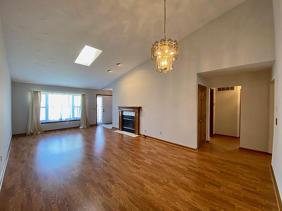 5th image of 16 Fairgreen Cir