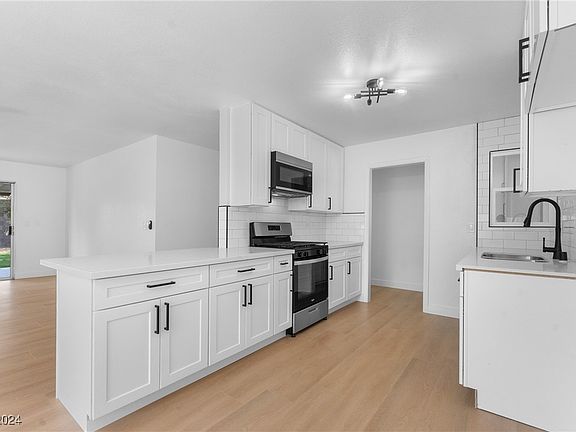 4th image of 3949 Monthill Ave