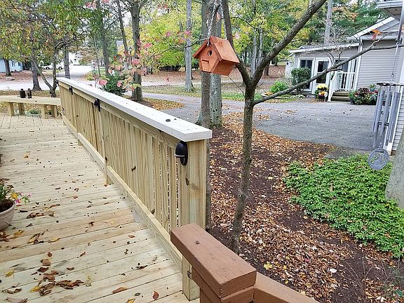 5th image of 129 Burlington Oval Dr