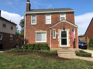 1688 Roslyn Rd, Grosse Pointe Woods, MI 48236