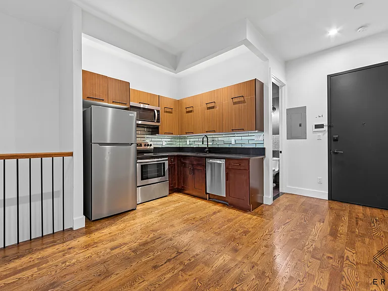 230 20th St #1B — Photo 1