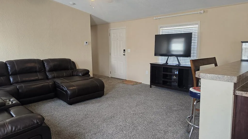 3 bed, 2.0 bath, 1360 sqft, $2,300 — Photo 3