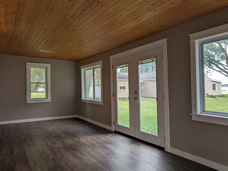 1575 W Butte Des Morts Beach Rd — Photo 9