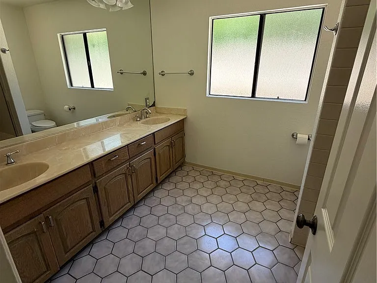 1501 N Maryland Ave — Photo 18