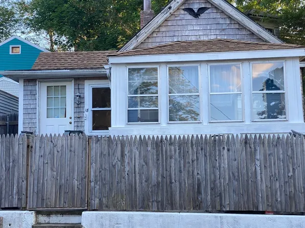 18 10th St, Wareham, MA 02571