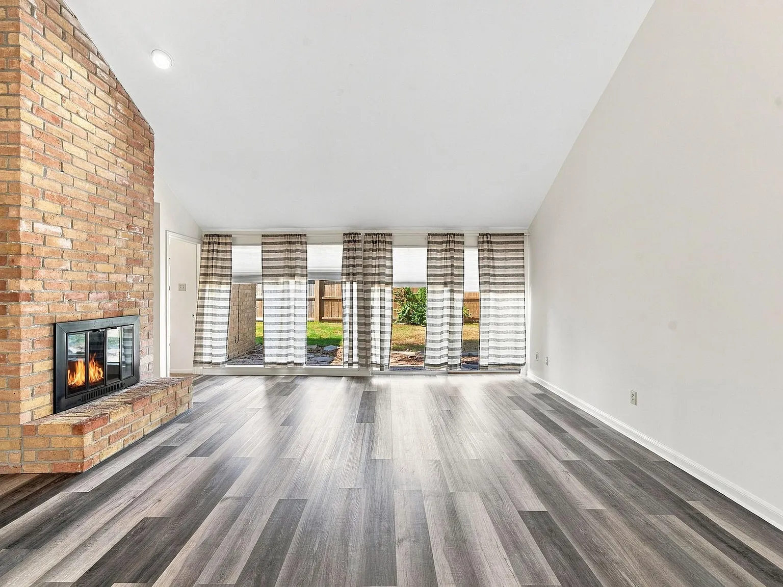 3 bed, 2.0 bath, 1810 sqft, $2,000 — Photo 2