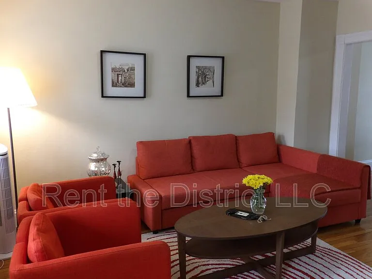 1114 Abbey Pl NE — Photo 4