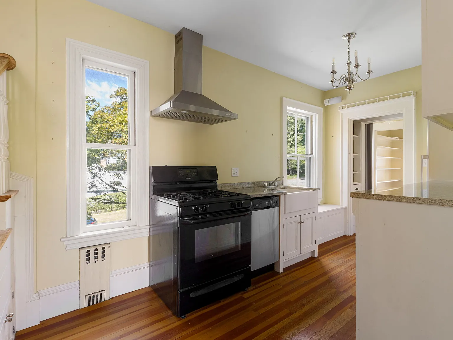 3 bed, 2500 sqft, $3,750 — Photo 4