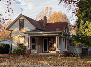 890 7th St, Charleston, IL 61920