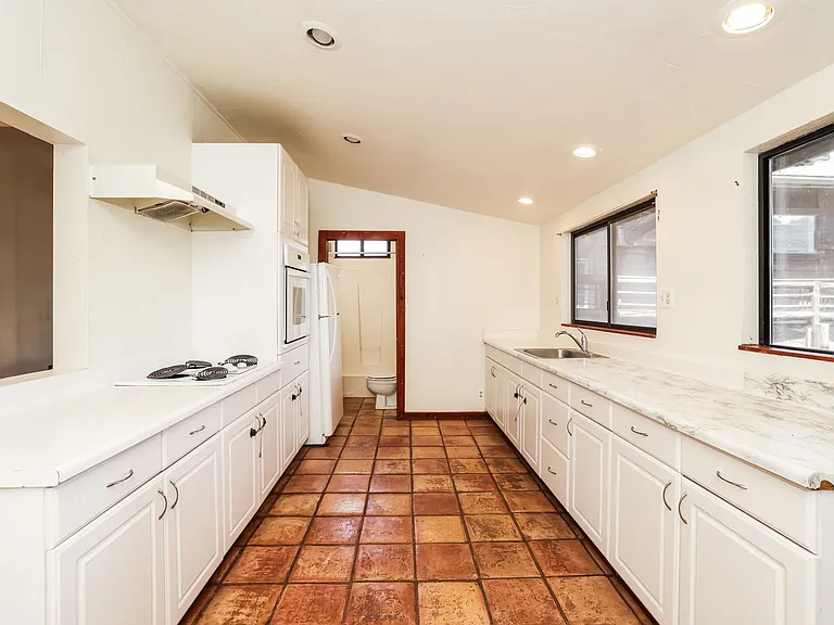 201 Meadowlark Ln — Photo 7