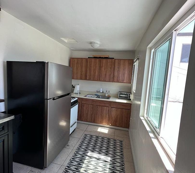 2nd image of 312 Rosecrans Ave #36195