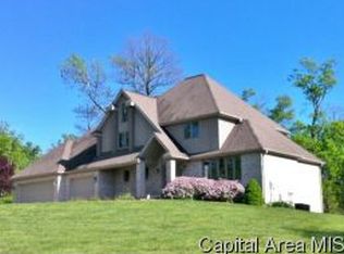 2 Governors Dr, Elkhart, IL 62634