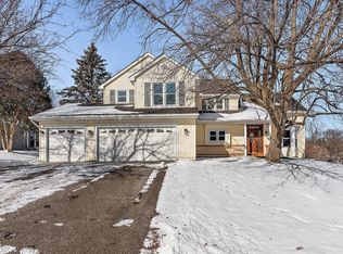 1320 Stratton Ct, Chanhassen, MN 55317