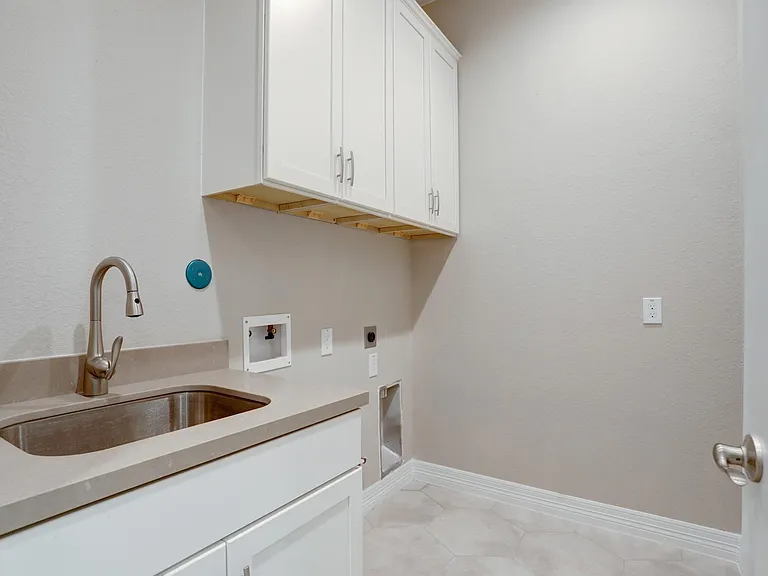 502 Amalfi Dr — Photo 28