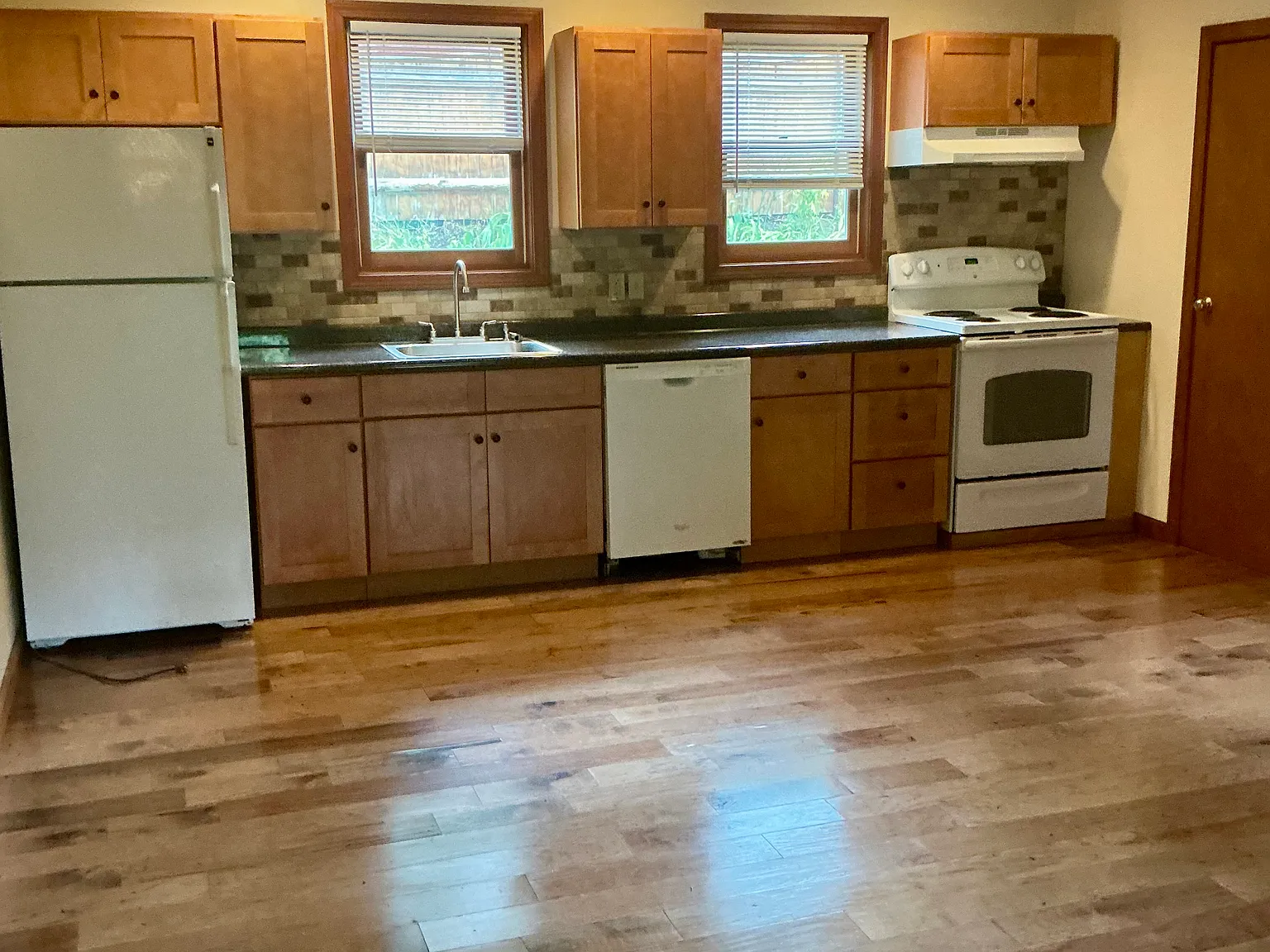 2 bed, 1.5 bath, 870 sqft, $2,350 — Photo 2