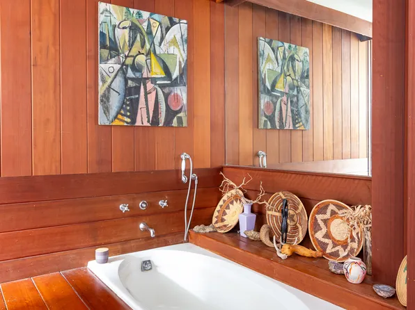 427 Washington Street image 13 of 17