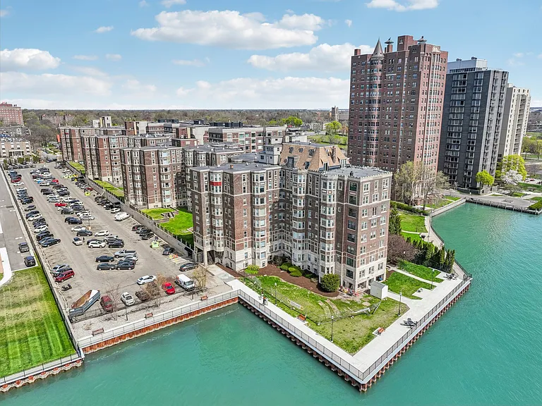 Alden Towers — Photo 2