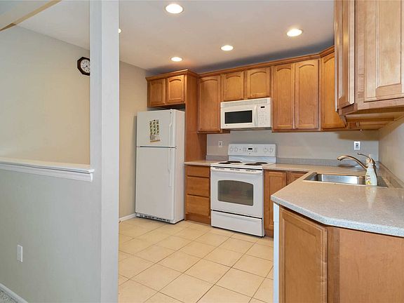 4th image of 3 Springmeadow Dr