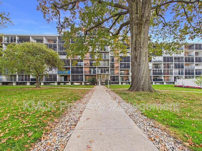 1 bed, 1.0 bath, 650 sqft, $895 — Photo 2