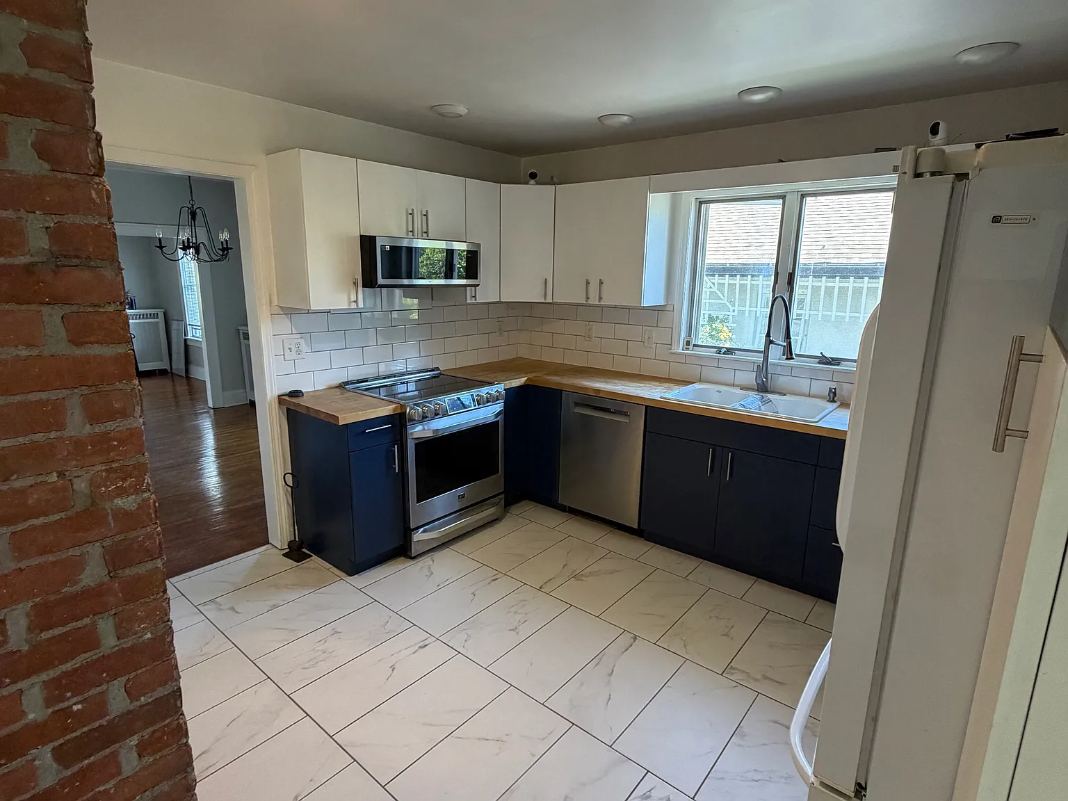 3 bed, 2200 sqft, $2,100 — Photo 1
