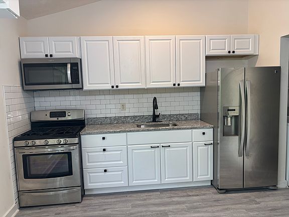 3rd image of 5208 Castlewood Rd APT F