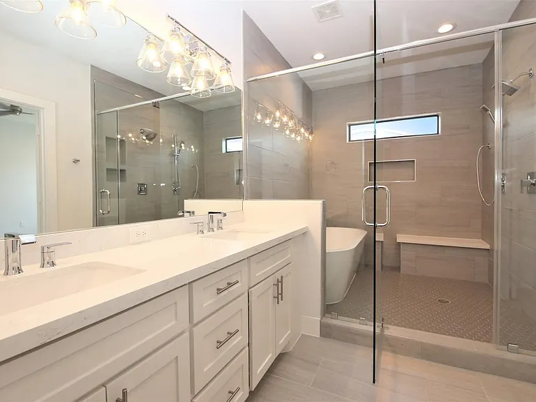 816 W 22nd St — Photo 10