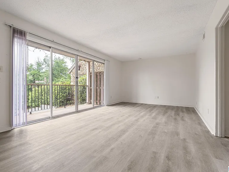 2409 Arlington Cres #D — Photo 11