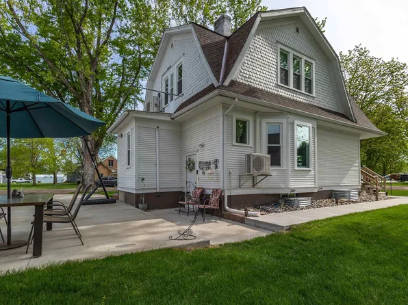 601 S 4th St, Menno, SD 57045