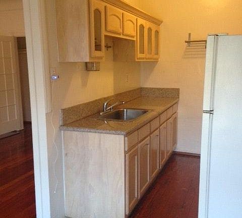 2nd image of 608 S Dunsmuir Ave #3