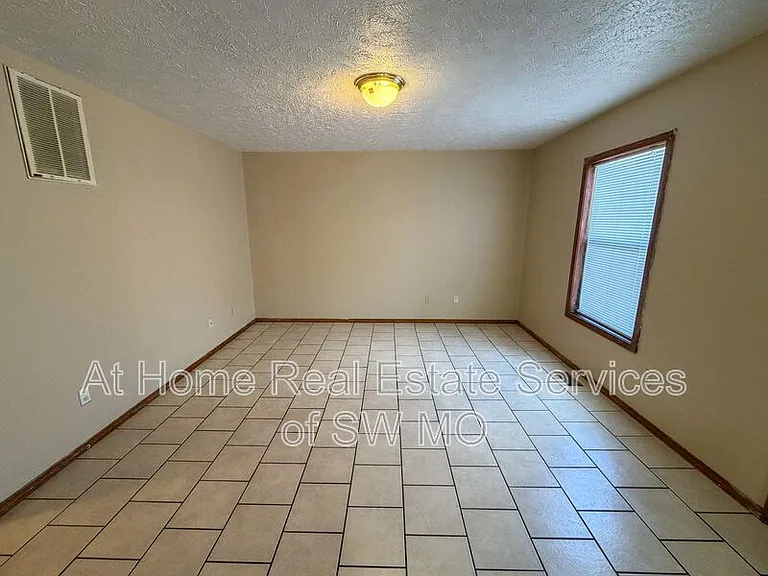 750 S Campbell Ave #750-B — Photo 2