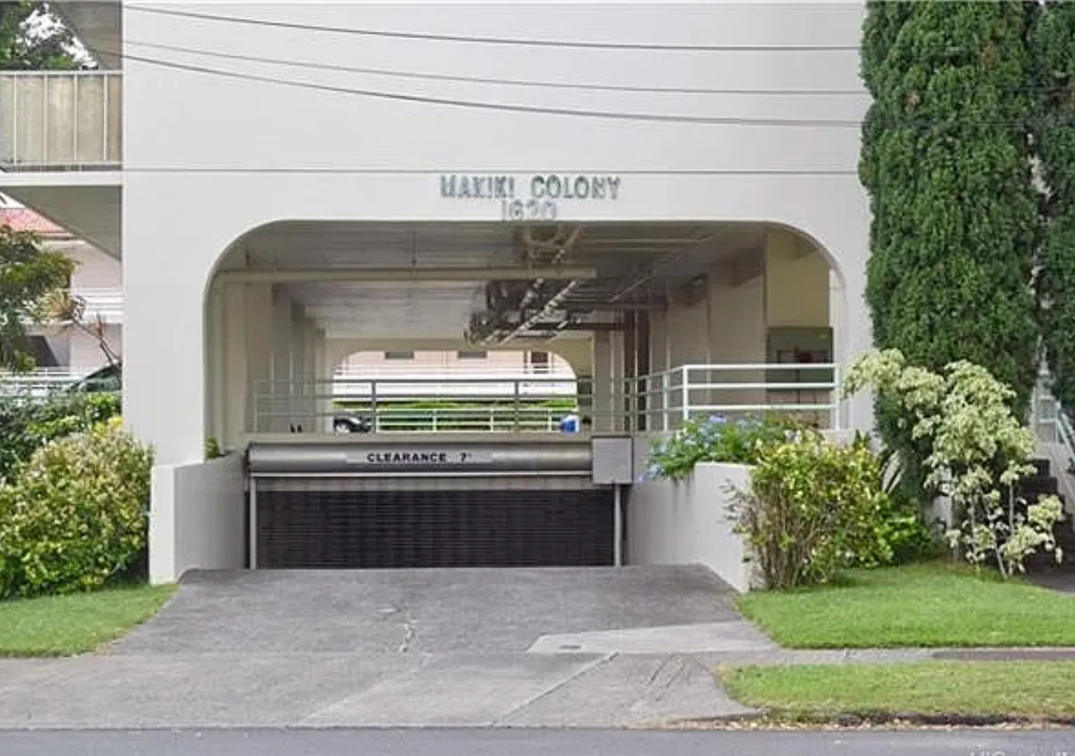 Rarely Available 1 Bedroom, 1 Bath Top Floor Corner Unit In Makiki Colony! — Photo 4