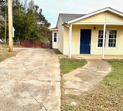 There is a long driveway which can accommodate lots of cars