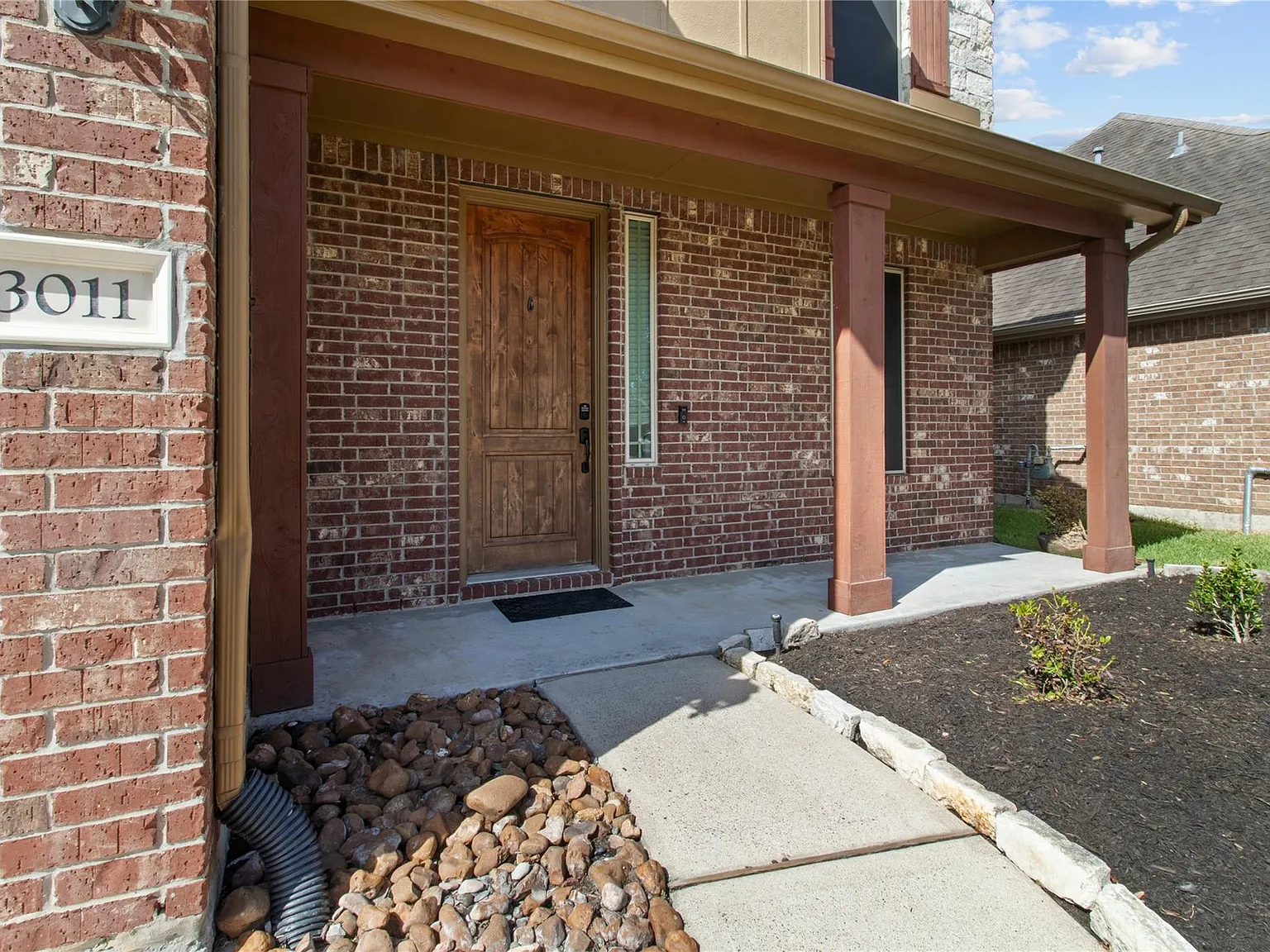 4 bed, 2.5 bath, 2836 sqft, $3,300 — Photo 2