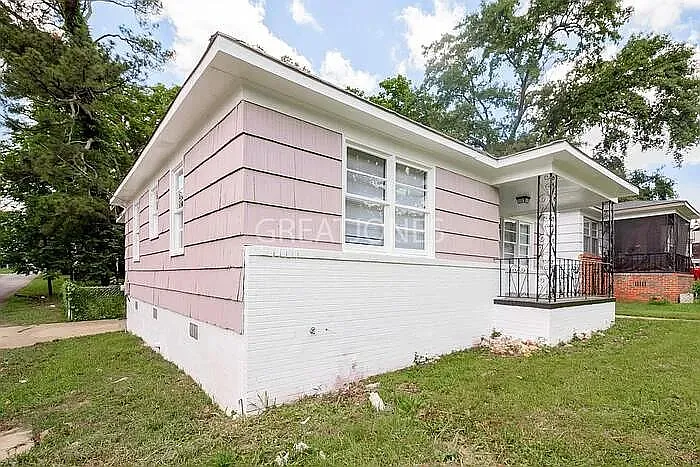 3 bed, 1.0 bath, 1049 sqft, $829 — Photo 2