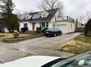 582 Rutland St, Westbury, NY 11590