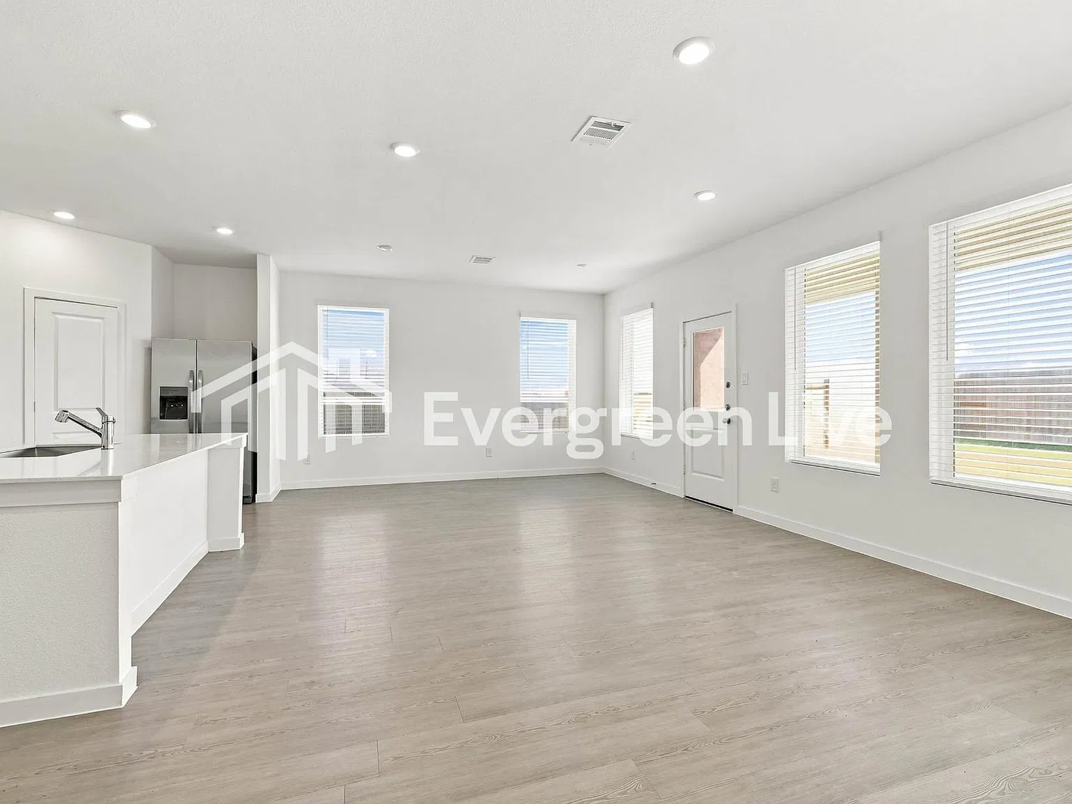 4 bed, 2.0 bath, 2083 sqft, $2,245 — Photo 3